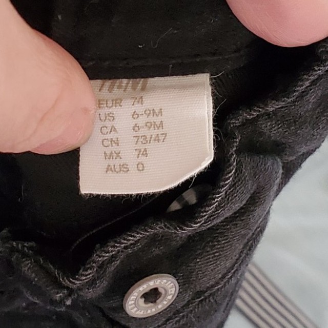 H&M(エイチアンドエム)の半ズボン ハーフパンツ キッズ ベビー サスペンダー付き 黒 デニムパンツ キッズ/ベビー/マタニティのベビー服(~85cm)(パンツ)の商品写真