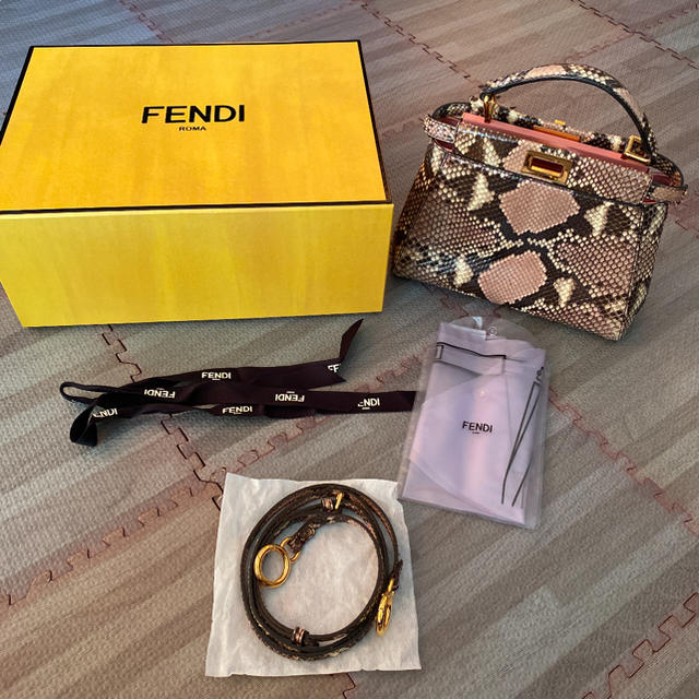 FENDI(フェンディ)の【新品同様】美品ピーカブーミニ♡パイソン♡大幅値下げ！ レディースのバッグ(ショルダーバッグ)の商品写真