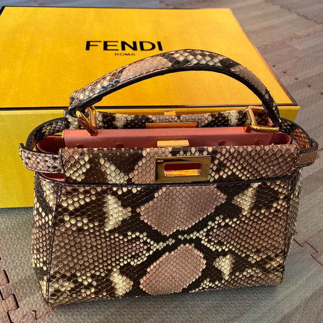 FENDI(フェンディ)の【新品同様】美品ピーカブーミニ♡パイソン♡大幅値下げ！ レディースのバッグ(ショルダーバッグ)の商品写真