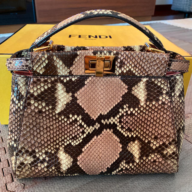 FENDI(フェンディ)の【新品同様】美品ピーカブーミニ♡パイソン♡大幅値下げ！ レディースのバッグ(ショルダーバッグ)の商品写真