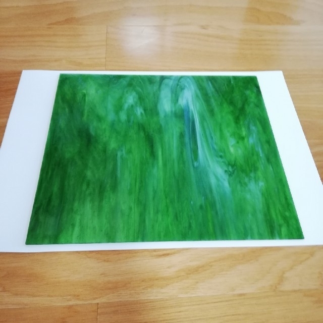 ステンドグラス用のガラス　緑 ハンドメイドの素材/材料(その他)の商品写真