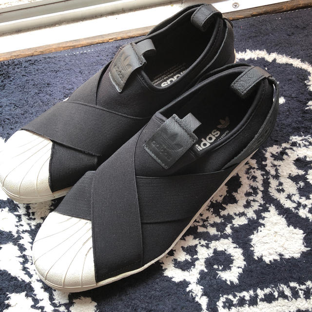 adidas(アディダス)のadidasスリッポン ブラック 28cm メンズの靴/シューズ(スリッポン/モカシン)の商品写真