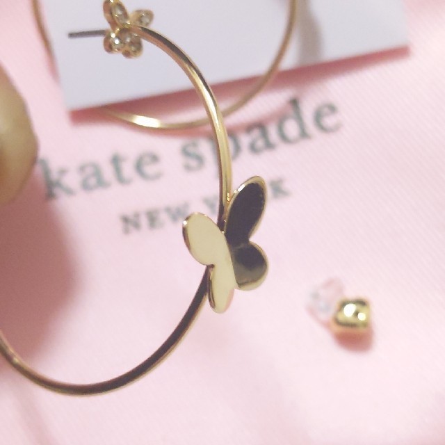 kate spade new york(ケイトスペードニューヨーク)の【新品】kate spade ケイトスペード ピアス フープ　蝶　IN A FL レディースのアクセサリー(ピアス)の商品写真