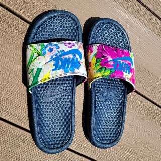 ナイキ(NIKE)のナイキ　スポサン　花柄　トロピカル　ベナッシ(サンダル)