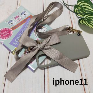 アイフォーン(iPhone)のiphone11 リボンチャーム付 ストラップケース(iPhoneケース)