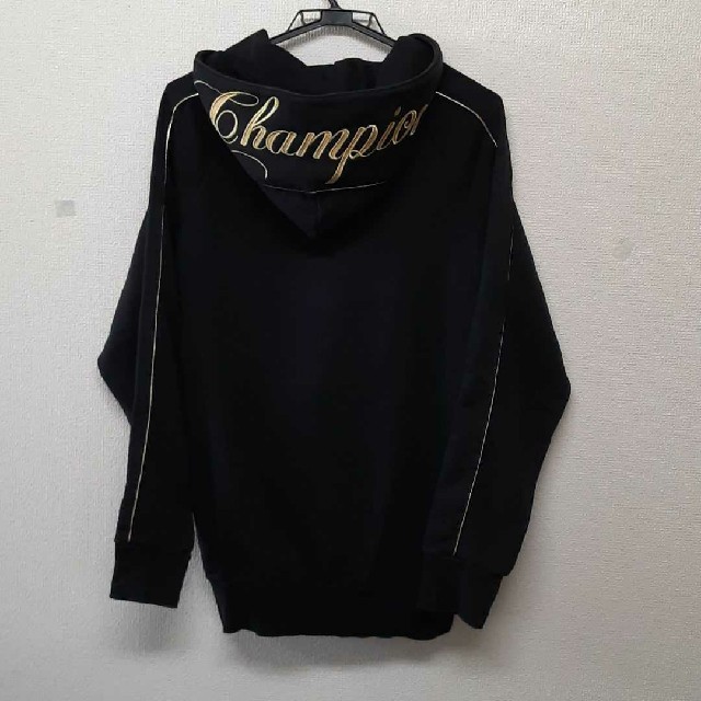 Champion(チャンピオン)のNo.14　Championのblack/goldのパーカー　Lサイズ メンズのトップス(パーカー)の商品写真