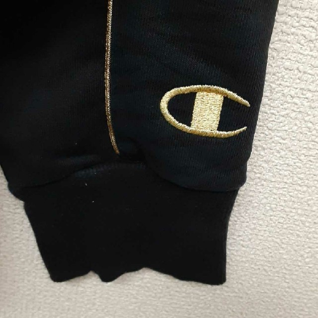 Champion(チャンピオン)のNo.14　Championのblack/goldのパーカー　Lサイズ メンズのトップス(パーカー)の商品写真