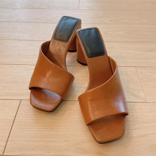 ザラ(ZARA)の【美品】ZARA レザーサンダル36(サンダル)