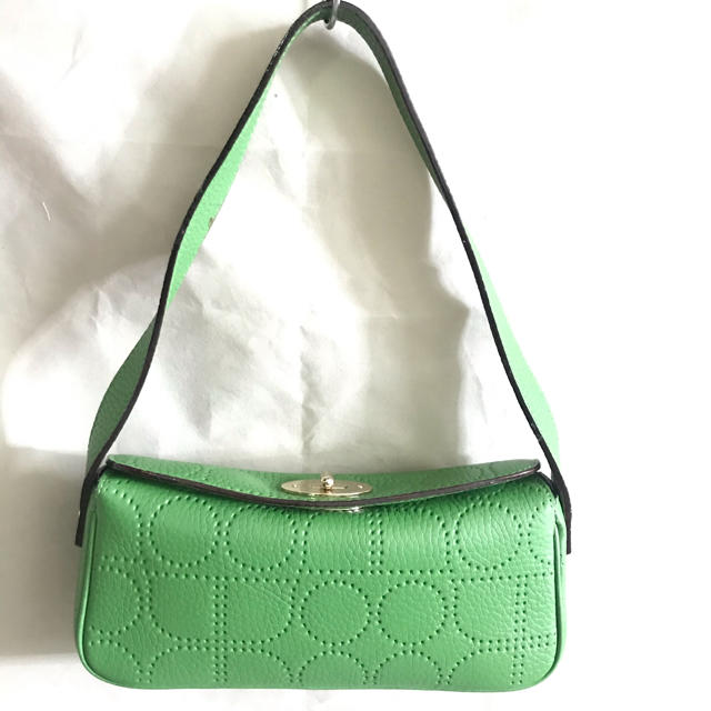 kate spade new york(ケイトスペードニューヨーク)のケイトスペード 緑パンチングレザー 肩かけワンショルダーバッグ パーティーバッグ レディースのバッグ(ショルダーバッグ)の商品写真