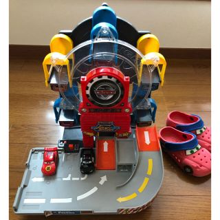 タカラトミー(Takara Tomy)の【enjoy!お家時間！値下げ！カーズ】大回転パーキングとトミカ2台、サンダル(電車のおもちゃ/車)