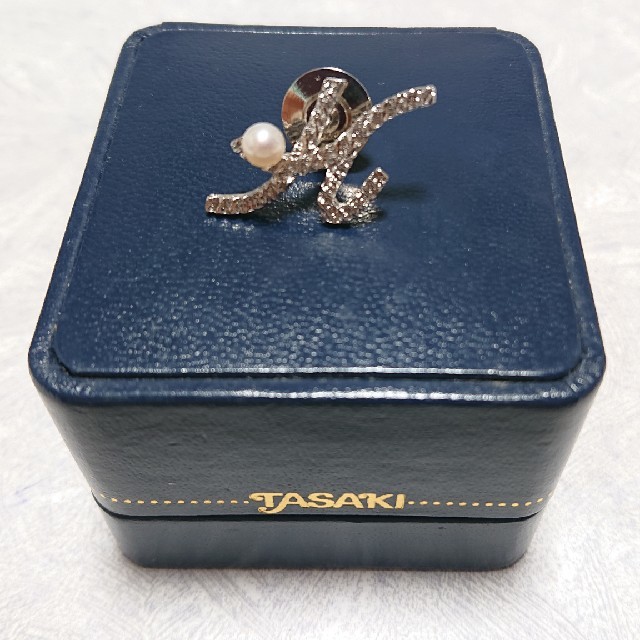 TASAKI(タサキ)の迅速発送☆未使用品☆TASAKI イニシャル K ブローチ ピンバッチ パール  レディースのアクセサリー(ブローチ/コサージュ)の商品写真