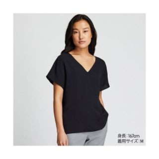 ユニクロ(UNIQLO)のUNIQLO ドレープVネックブラウス(Tシャツ(半袖/袖なし))