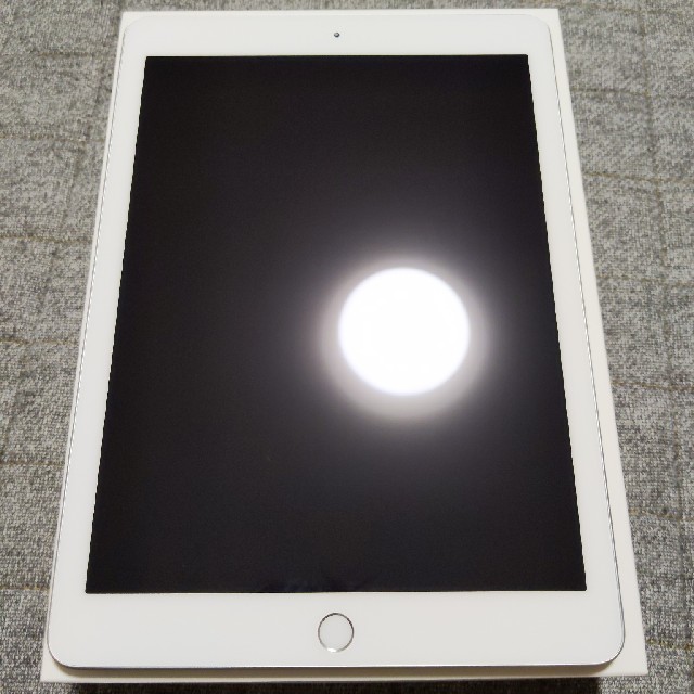 Apple iPad 第6世代　32G シルバー　wifiモデル