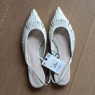 ザラ(ZARA)の【新品未使用】ZARA ザラ フラットサンダル パンプス⭐ホワイト⭐38サイズ(サンダル)