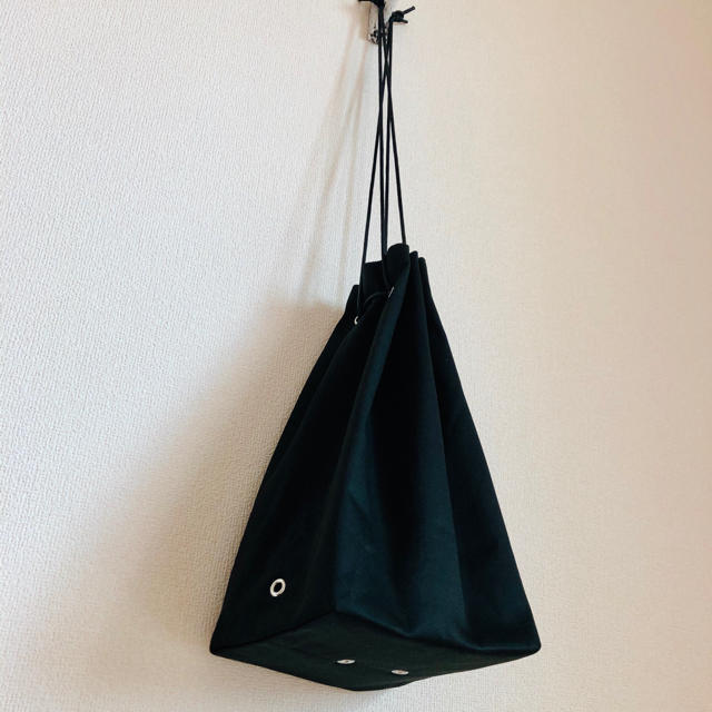 ハンドメイド   底が四角形の巾着バッグ　ブラック ハンドメイドのファッション小物(バッグ)の商品写真