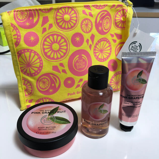 THE BODY SHOP(ザボディショップ)のピンクグレープフルーツポーチギフト コスメ/美容のボディケア(ボディクリーム)の商品写真