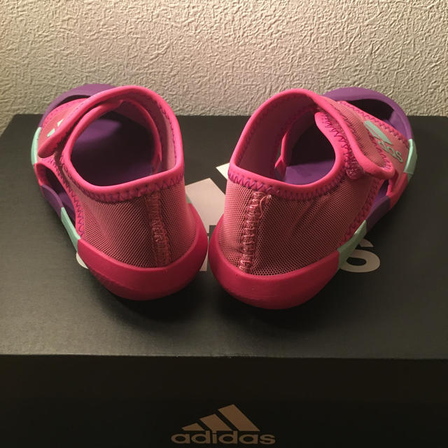adidas(アディダス)のadidas キッズ　サンダル　15cm  ピンク　新品 キッズ/ベビー/マタニティのキッズ靴/シューズ(15cm~)(サンダル)の商品写真