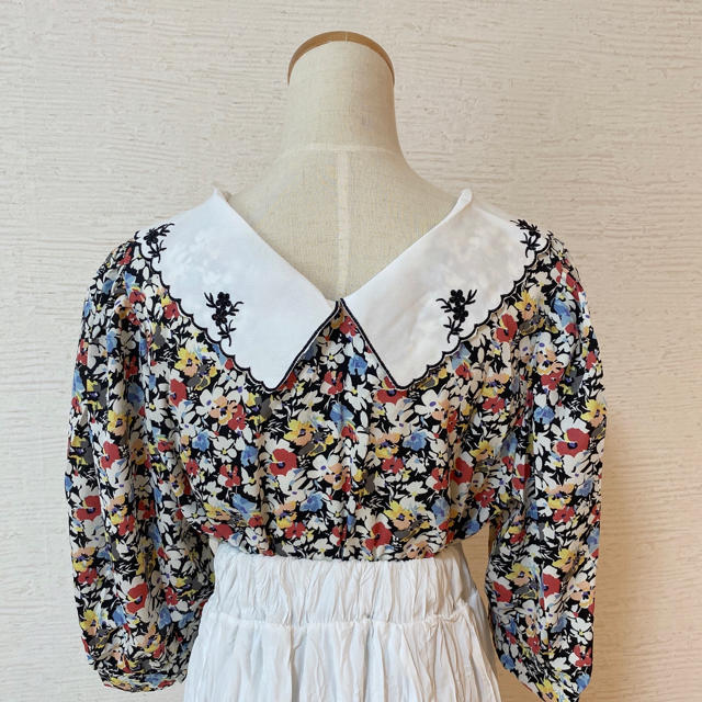 dholic(ディーホリック)の花柄 ブラウス シャツ 刺繍襟 ブラック レディースのトップス(シャツ/ブラウス(半袖/袖なし))の商品写真