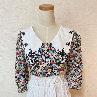 ディーホリック(dholic)の花柄 ブラウス シャツ 刺繍襟 ブラック(シャツ/ブラウス(半袖/袖なし))