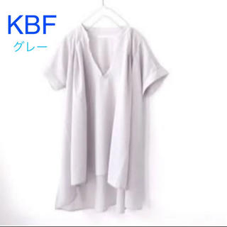 ケービーエフ(KBF)の【新品】KBF タックチュニック　グレー(シャツ/ブラウス(半袖/袖なし))