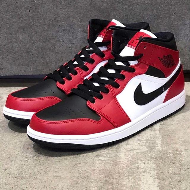 NIKE(ナイキ)の30cm Air Jordan 1 MID シカゴ 554724-069 メンズの靴/シューズ(スニーカー)の商品写真