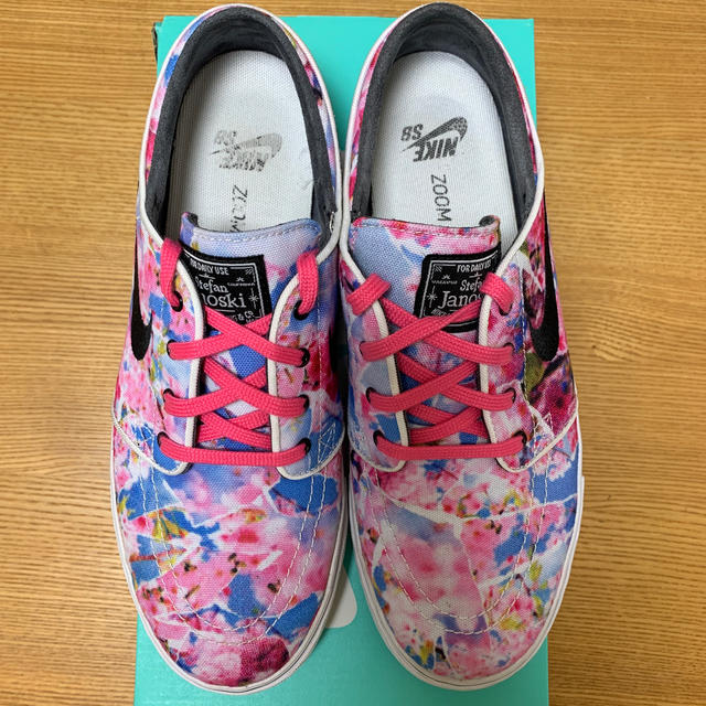 NIKE(ナイキ)の ナイキ　ズームステファンジャノスキ　桜 メンズの靴/シューズ(スニーカー)の商品写真