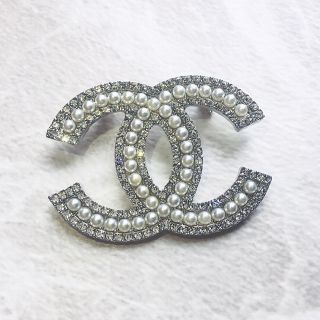 シャネル(CHANEL)の⭐️新商品 CHANEL パール ブローチ キラキラ ［数量限定価格］(ブローチ/コサージュ)