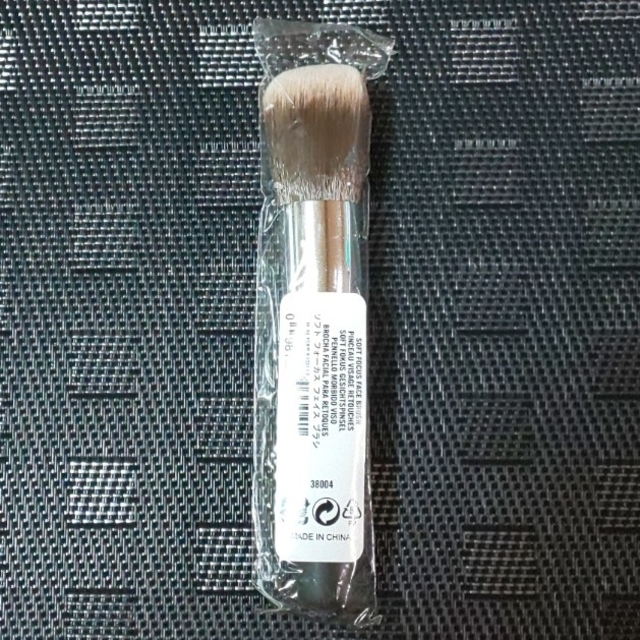 bareMinerals(ベアミネラル)のベアミネラル ソフトフォーカスフェイスブラシ 未使用なのに定価より2000円引！ コスメ/美容のメイク道具/ケアグッズ(ブラシ・チップ)の商品写真