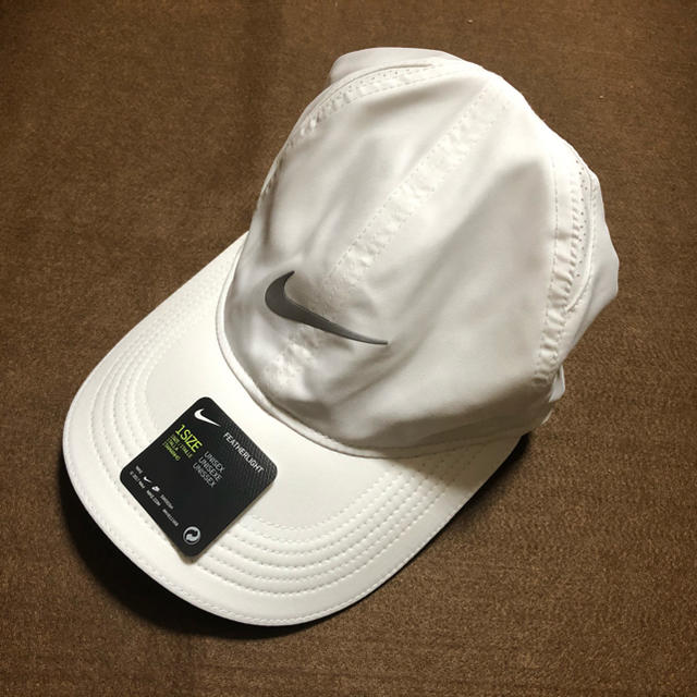 NIKE(ナイキ)のNIKE ナイキ フェザーライトキャップ ホワイト ランニングキャップ メンズの帽子(キャップ)の商品写真