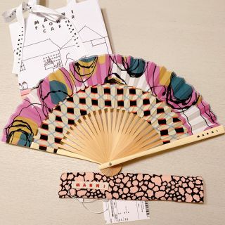 マルニ(Marni)のマルニ MARNI 扇子 パープル 新品 マルニカフェ ギフト包装 紙袋付き(和装小物)