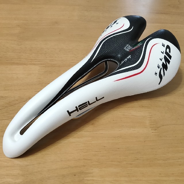 万代様専用商品！　美品！　サドル　SELLE SMP HELL スポーツ/アウトドアの自転車(パーツ)の商品写真