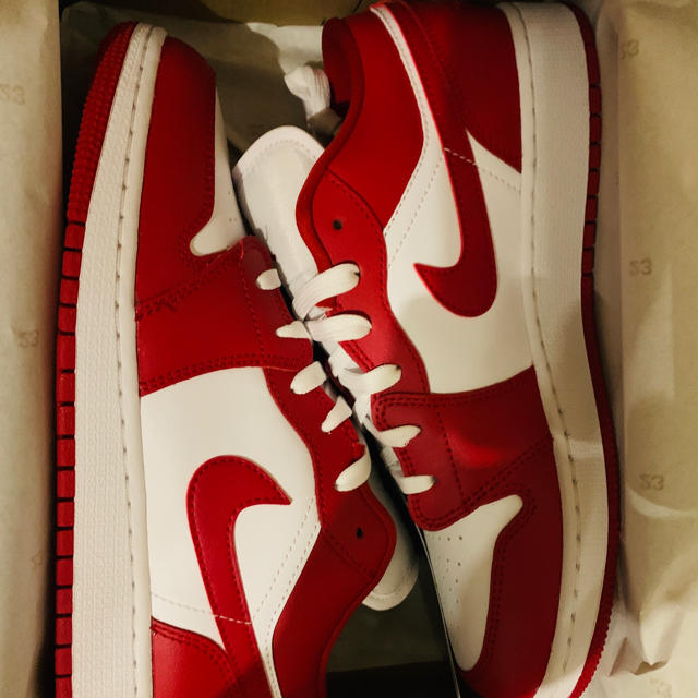 NIKE(ナイキ)のNIKE AIR JORDAN 1 low gym red / white メンズの靴/シューズ(スニーカー)の商品写真