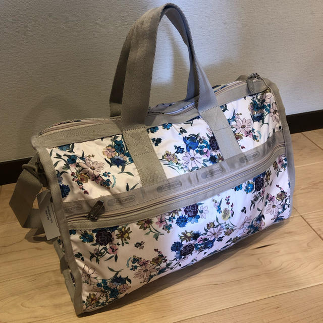 LeSportsac(レスポートサック)の新品 レスポートサック ミディアム ウィークエンダー 白 花柄 レディースのバッグ(ボストンバッグ)の商品写真