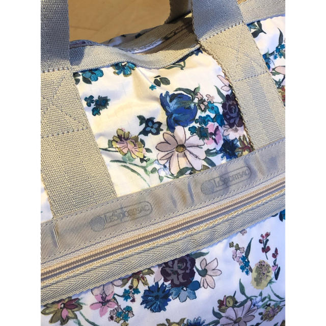 LeSportsac(レスポートサック)の新品 レスポートサック ミディアム ウィークエンダー 白 花柄 レディースのバッグ(ボストンバッグ)の商品写真