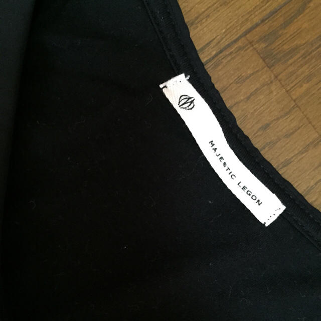 MAJESTIC LEGON(マジェスティックレゴン)の襟付き黒Tシャツ レディースのトップス(Tシャツ(半袖/袖なし))の商品写真