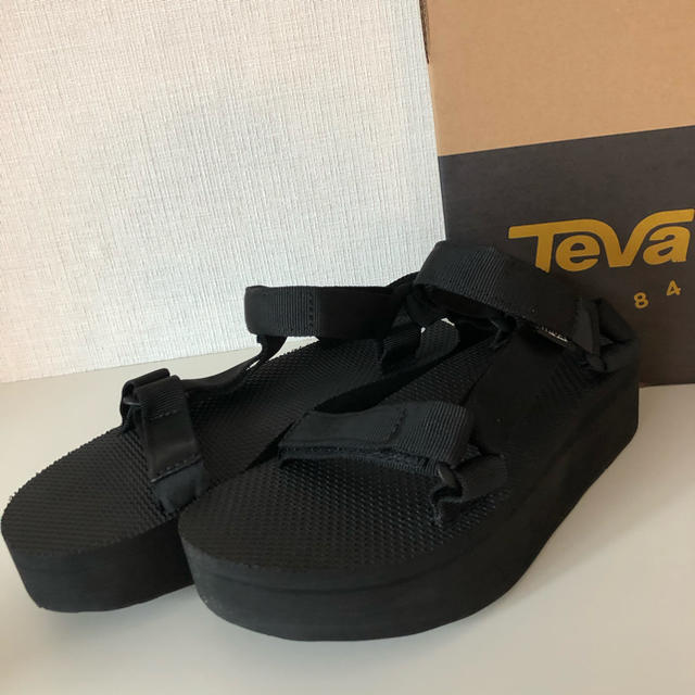 Teva(テバ)の新品　テバ　厚底サンダル　24センチ レディースの靴/シューズ(サンダル)の商品写真