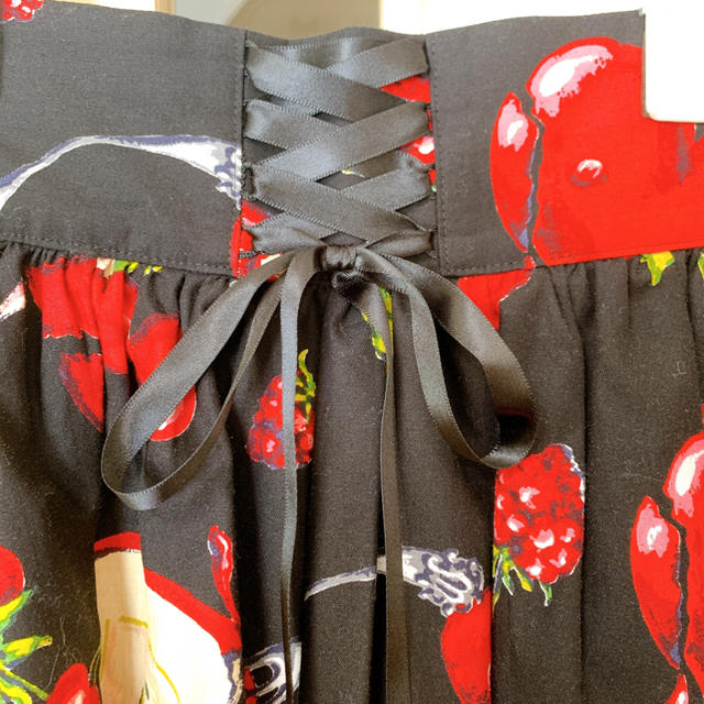 MILK(ミルク)のMILK ラブベリースカート　ストロベリー　アップル　ハート　黒 レディースのワンピース(ひざ丈ワンピース)の商品写真