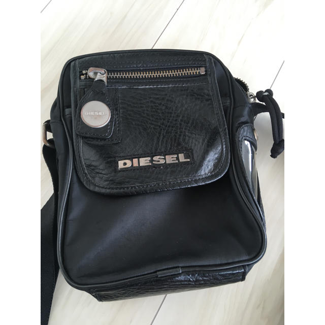 DIESEL(ディーゼル)のショルダーバッグ メンズのバッグ(ショルダーバッグ)の商品写真