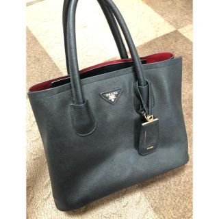 プラダ(PRADA)のサフィアノクアールダブラルミディアムトートブラック/レッド/A4/2way(ハンドバッグ)