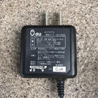 エーユー(au)のau携帯充電コード(商品コード3011PQA)(バッテリー/充電器)