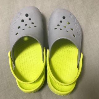 クロックス(crocs)の美品　クロックス　19cm C13 正規品　蛍光グリーン　グレー(サンダル)