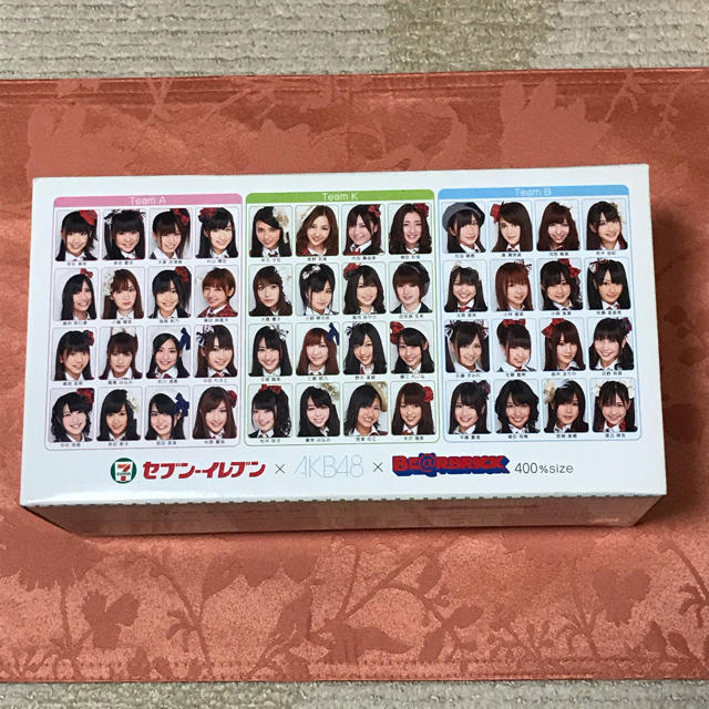 MEDICOM TOY(メディコムトイ)のベアブリック　AKB48 セブンイレブン　400% サイズ　BEARBRIBK エンタメ/ホビーのタレントグッズ(アイドルグッズ)の商品写真