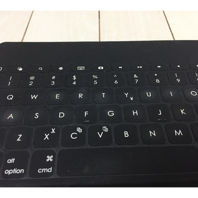 iPad(アイパッド)のlogicool 1041bk ウルトラポータブルキーボード スマホ/家電/カメラのPC/タブレット(PC周辺機器)の商品写真