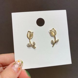 韓国 チューリップ ピアス イヤリング(ピアス)