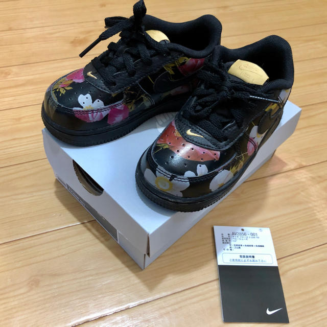 NIKE(ナイキ)のナイキ エアフォース1 花柄 キッズ/ベビー/マタニティのベビー靴/シューズ(~14cm)(スニーカー)の商品写真