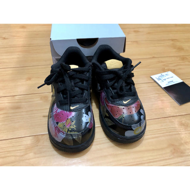 NIKE(ナイキ)のナイキ エアフォース1 花柄 キッズ/ベビー/マタニティのベビー靴/シューズ(~14cm)(スニーカー)の商品写真