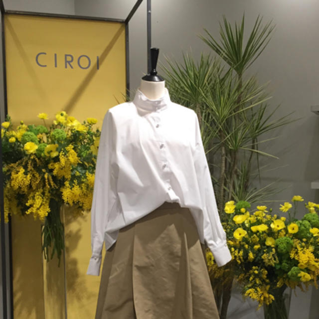 Drawer(ドゥロワー)の【新品・半額】CIROI パール白シャツ 星玲奈さん着用　ユナイテッドアローズ レディースのトップス(シャツ/ブラウス(長袖/七分))の商品写真