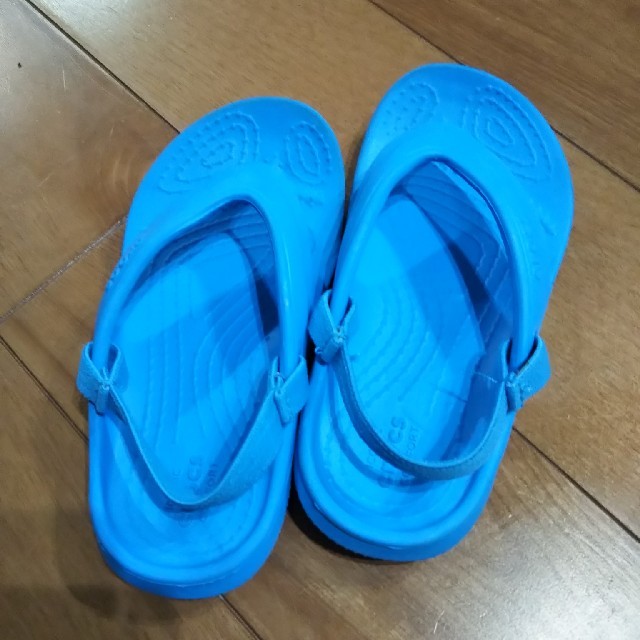 crocs(クロックス)のクロックス サンダル キッズ/ベビー/マタニティのキッズ靴/シューズ(15cm~)(サンダル)の商品写真