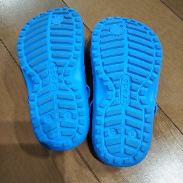 crocs(クロックス)のクロックス サンダル キッズ/ベビー/マタニティのキッズ靴/シューズ(15cm~)(サンダル)の商品写真