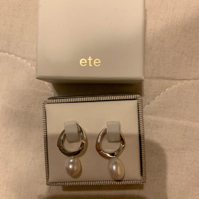 ete(エテ)のete  ハグイヤリング　パール　エテ レディースのアクセサリー(イヤリング)の商品写真